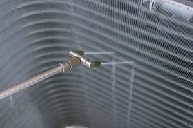 専用機材で内部のアルミフィンを徹底的に洗浄 専用機材で内部のアルミフィンを徹底的に洗浄