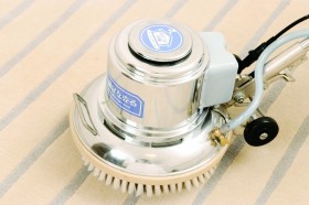 専用機材で全体を洗浄 専用機材で全体を洗浄